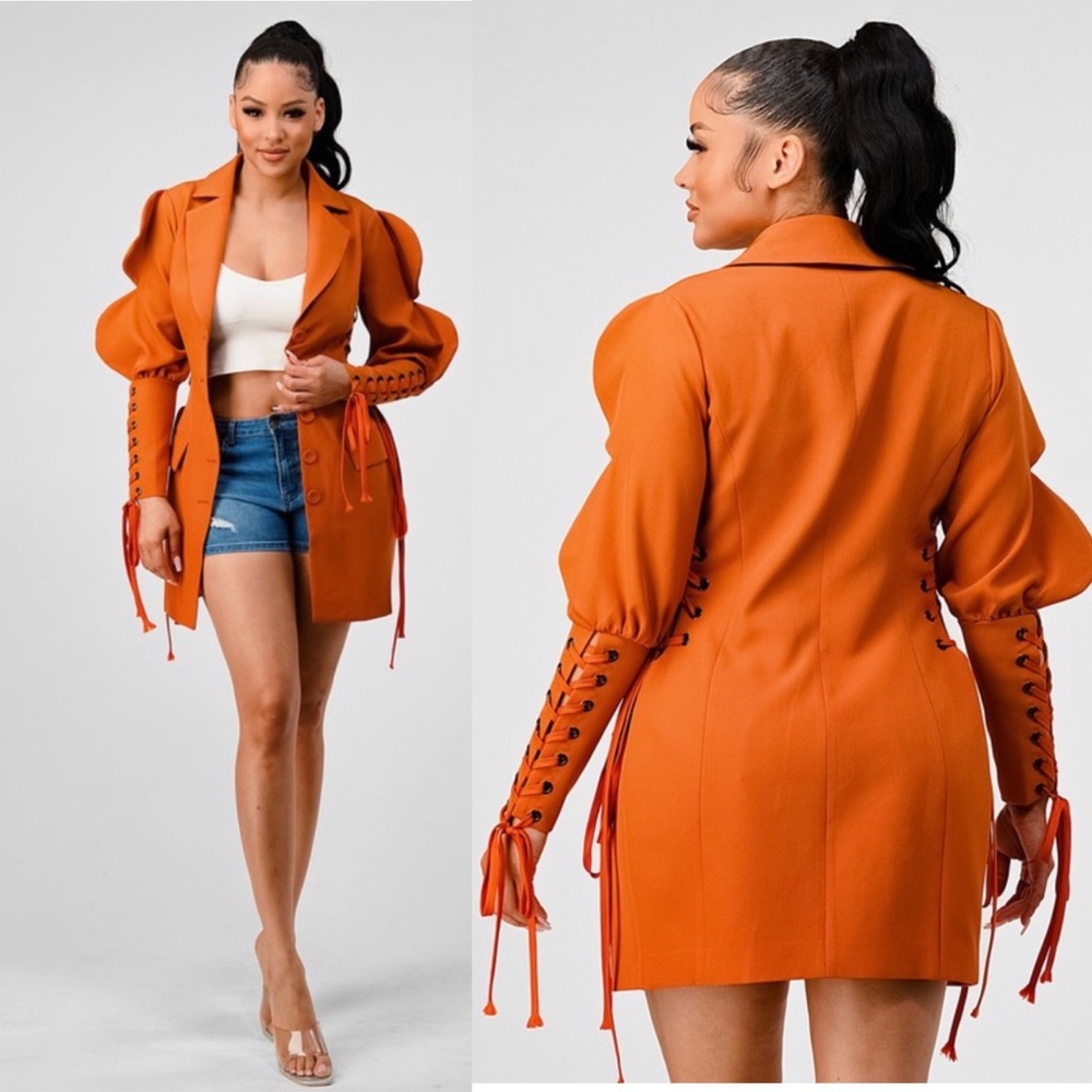 Long sleeves 
Blazer top
100% polyester
Hand wash cold
Model is wearing a small
